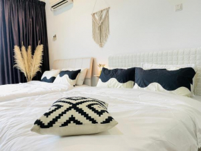 Palazio Mount Austin studio with Balcony 4 plus 1pax with TV box 5mins AEON 3a06